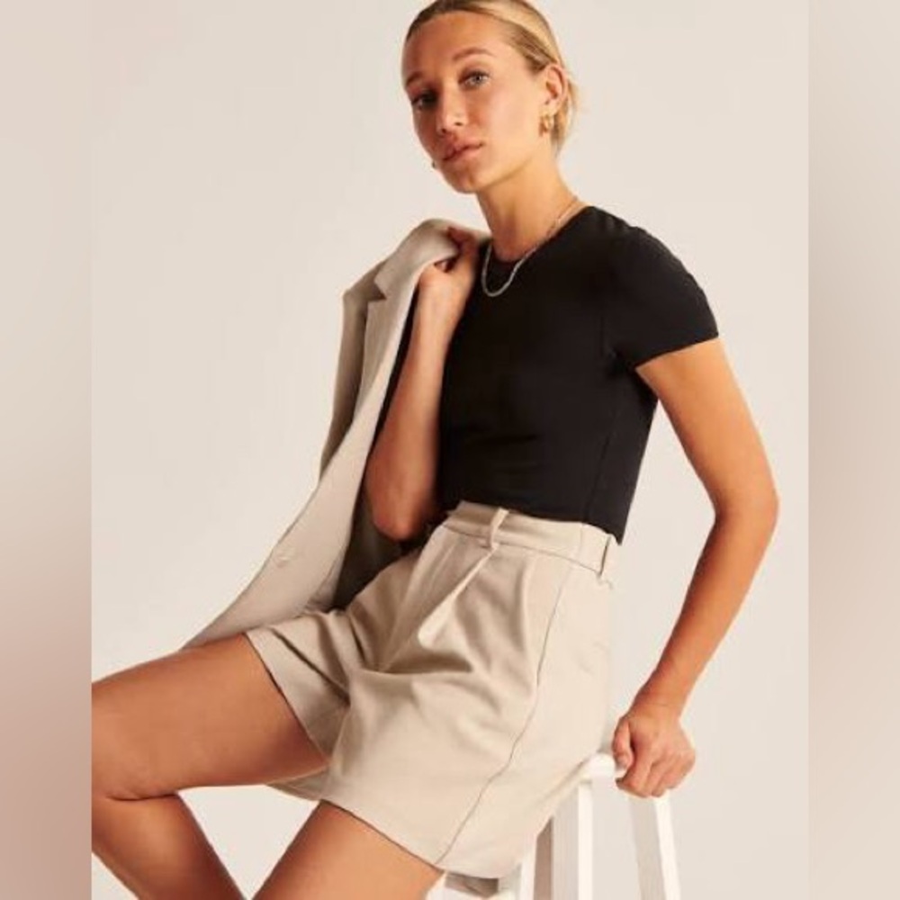 Abercrombie & Fitch Ultra High Rise Tailored Short (M)